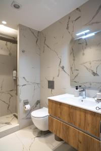 A bathroom at Heart Of Athens Apartments