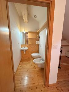 ein Badezimmer mit zwei Toiletten und einem Waschbecken in der Unterkunft Haus Martina by ISA AGENTUR in Bad Kleinkirchheim + 37 Fotos
