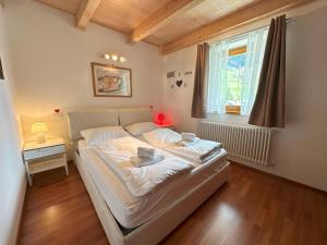 ein großes Bett in einem Zimmer mit Fenster in der Unterkunft Haus Martina by ISA AGENTUR in Bad Kleinkirchheim