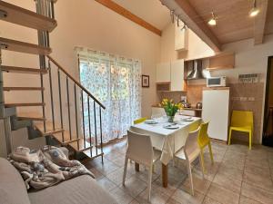 eine Küche und ein Esszimmer mit Tisch und Stühlen in der Unterkunft Haus Martina by ISA AGENTUR in Bad Kleinkirchheim