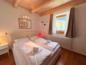 ein kleines Schlafzimmer mit einem Bett und einem Fenster in der Unterkunft Haus Martina by ISA AGENTUR in Bad Kleinkirchheim