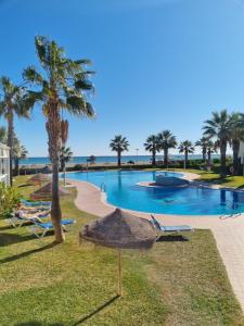 einen Pool mit Palmen und Liegestühlen in der Unterkunft Vera Natura isleta nudista in Vera