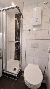 een badkamer met douche en toilet bij Harztraum in Altenau +25 foto's