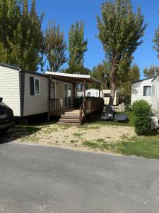 塞里尼昂Mobil Home SIBLU VALRAS PLAGE的移动房屋 - 带门廊和甲板