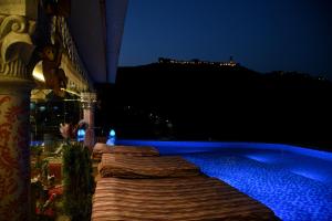 een rij gestreepte handdoeken naast een zwembad 's nachts bij Satoria Villa in Jaipur