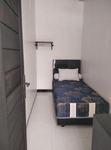 Un dormitorio pequeño con una cama en una habitación. en Pondok Barokah 1, en Tanjungkarang 2 fotos más