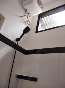 Un micrófono en una habitación con ventana en Pondok Barokah 1, en Tanjungkarang