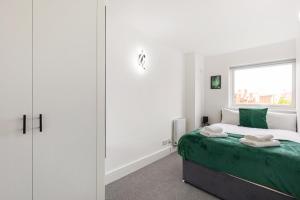 レディングにある1st Floor Flat by Reading Centre Perfect for Contractors and Long-Term Staysの白い壁のベッドルーム1室、窓付きのベッド1台が備わります。 +10枚の写真