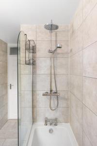 レディングにある1st Floor Flat by Reading Centre Perfect for Contractors and Long-Term Staysのバスルーム(シャワー、バスタブ付)