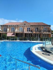 una gran piscina frente a un edificio en Weisshorn Bungalow 40, en Maspalomas