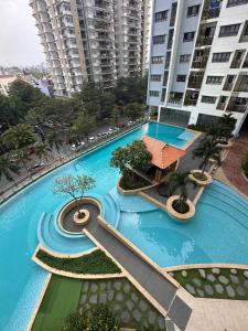 ein großer Pool in der Mitte eines Gebäudes in der Unterkunft Căn hộ biên hoà in Biên Hòa