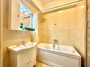 Et badeværelse på Dolce Aqua Summerland Apartments + 36 billeder