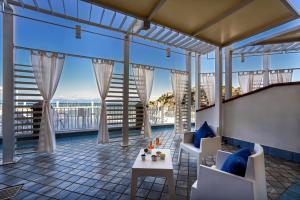 balkon z widokiem na ocean w obiekcie La Sciabica w Agropoli