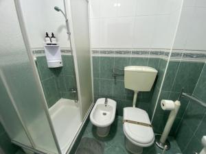 Un baño pequeño con inodoro y lavabo. en SwordFish City Center Apartment, en Peniche