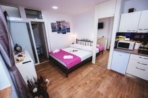 Habitación pequeña con cama y cocina en Apartment Felix, en Split