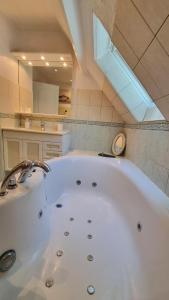 La salle de bains est pourvue d'une grande baignoire blanche. dans l'établissement Gîtes du Bois de Bontemps, à Sarlat-la-Canéda