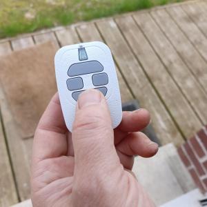 a person holding a remote control in their hand at Maison partagée - Studio bas in Beauvais