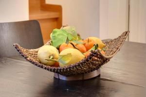 un cesto di frutta e verdura su un tavolo di AnticaFirenze a Firenze