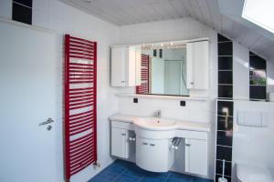 Koupelna v ubytování Happy Place Ferienwohnung mit Moselpanoramablick, Dachterrasse und Sauna