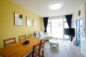 a living room with a table and a couch at uni hakodate in Hakodate