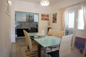 a dining room with a glass table and chairs at Vila Stepen in Trstenik