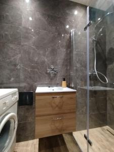un baño con ducha y lavabo en Mieszkanie Grodzka 17 Przemyśl Polska, en Przemyśl