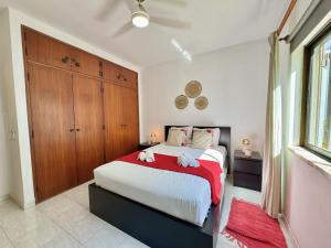 Postel nebo postele na pokoji v ubytování Vilamoura Golf Apartment 2 With Pool by Homing + 16 fotografií