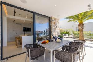 a kitchen and dining room with a table and chairs at Villa Olive Vista 2, Zatoglav, Rogoznica in Podglavica