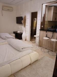 Afbeelding uit fotogalerij van الجناح الملكي بالعالمين شامله الأكوا بارك مجانا in El Alamein