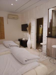 Afbeelding uit fotogalerij van الجناح الملكي بالعالمين شامله الأكوا بارك مجانا in El Alamein +51 foto's