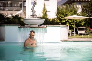Bazén v ubytování Parkhotel Tirolerhof nebo v jeho okolí
