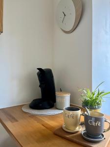 Příslušenství pro přípravu čaje a kávy v ubytování Cozy appartement en centre-ville