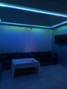 Télévision ou salle de divertissement dans l'établissement Appartement avec vue sur mer Mirlefft ميرالفت surf
