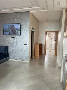 un salon avec une télévision au mur dans l'établissement Appartement avec vue sur mer Mirlefft ميرالفت surf, à Mirleft 8 autres photos