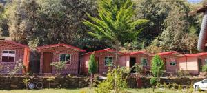 una fila di case con tetti rossi di Shivaay Camp And Resort Guptkashi a Ukhimath