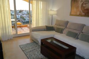una sala de estar con un sofá y una mesa en Apartamento Atalaya del Mar, en Mijas Costa