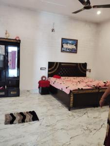 Postel nebo postele na pokoji v ubytování Sourabh Homestay