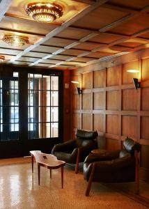 Khu vực ghế ngồi tại The Ludlow Hotel