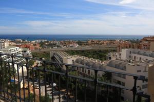 una vista de la ciudad desde el balcón de un edificio en Apartamento Atalaya del Mar, en Mijas Costa 66 fotos más