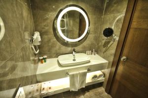 Ein Badezimmer in der Unterkunft B Business Hotel & Spa