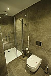 Ein Badezimmer in der Unterkunft B Business Hotel & Spa