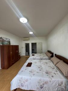een grote slaapkamer met 2 bedden bij Two Sisters Suratthani in Ban Don Rak +4 foto's