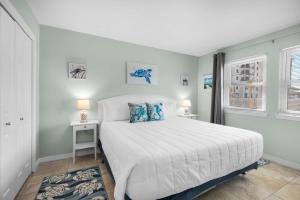 En eller flere senge i et værelse på Beachview 102 - Flaming Sunrise + 33 billeder