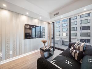 Un televizor și/sau centru de divertisment la Hazelton Suites - Yorkville - Indoor Pool & Hot Tub