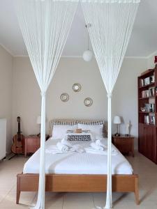 Postel nebo postele na pokoji v ubytování Phivos Home & Garden + 37 fotografií