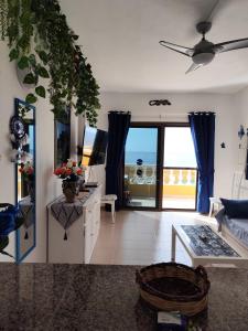 Una sala de estar con vista al mar. en Arenas Blancas 203, en La Restinga