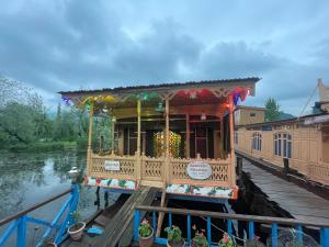 Permandangan sungai dekat dengan hotel