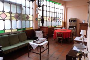 Busto GarolfoResidenza Concordia的客厅里有一张沙发和一张桌子。