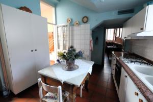 Busto GarolfoResidenza Concordia的厨房里有一张桌子，桌子上放着一瓶花 更多6张照片