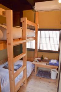 Letto o letti in una camera di 篠山城下町ゲストハウス quolo